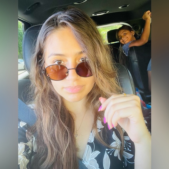 Meet your Posher, Kelly - Picture 2 of 4